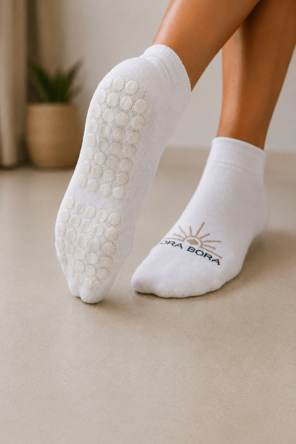 WHITE PILATES SOCKS (4)